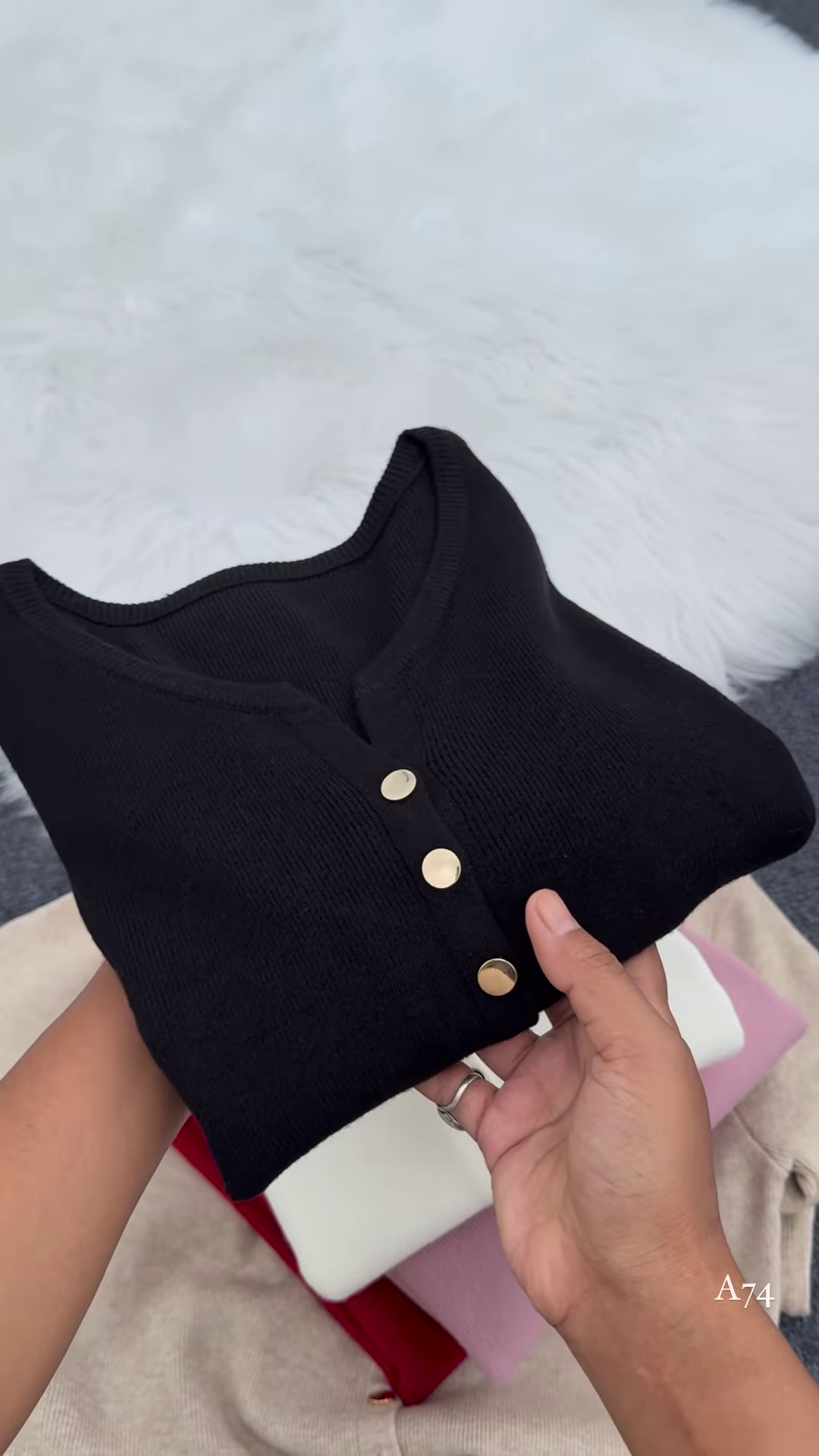 Classic Button Knit Cardigan – Timeless, Soft, and Effortlessly Versatile ✨🧶