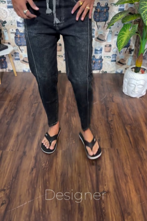 Men Black Carrot Fit Mid-Rise Clean Look Stretchable Jeans