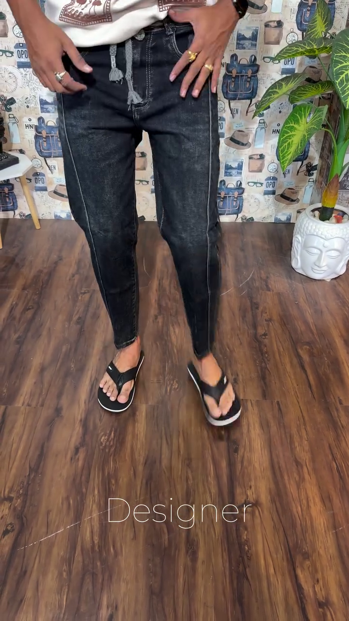 Men Black Carrot Fit Mid-Rise Clean Look Stretchable Jeans