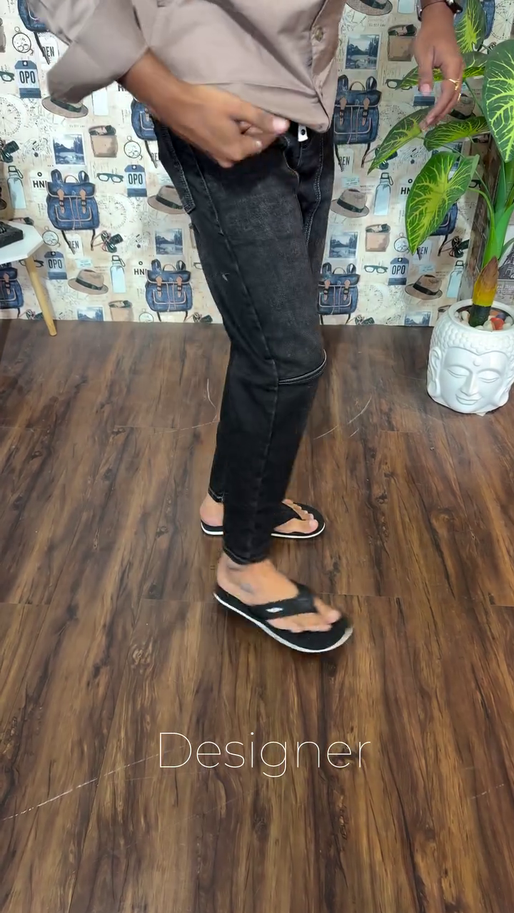 Men Black Carrot Fit Mid-Rise Clean Look Stretchable Jeans - Image 4