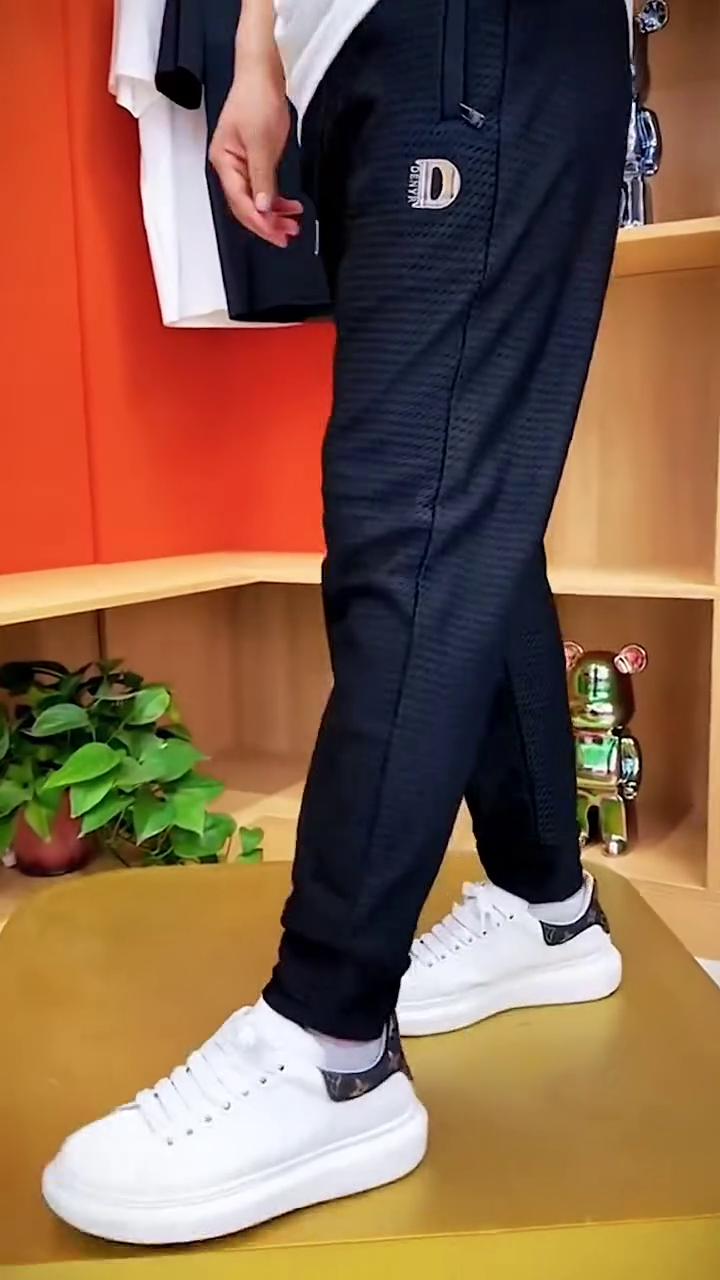 Men Solid Pure Cotton Joggers - Image 4